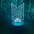 Miniatyrbillede 1 af 5: Kpop BTS Bangtan Boys 3D LED Optisk Illusion Dekoration Bordlampe 16 Farver Fjernbetjening Akryl Visuel Natlys Påske Jul