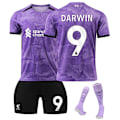 Pikkukuva 1 / 2: Liverpoolin 2. vieraspelipaidan lasten jalkapallopaita-setti sukilla 2023-2024 - Nro 9 DARWIN#26 No.9 DARWIN #26
