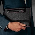 Miniatyrbilde 5 av 5: Pencil Sleeve Kompatibel med Apple Pencil (USB-C, 1. og 2. Generasjon) – Ekte Lær Apple Pencil Etui med Mikrofiberfôr Black with Red Detail