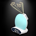 Miniatyrbild 3 av 5: Multifunktionell 4 i 1 FM-radio väckarklocka T-idsprojektor skrivbordslampa 2 * AAA-cellbatteridriven driftminnesfunktion L-ED-display Tryckkontroll 20 färger Ändring/statiskt läge 20 nivåer Justerbar ljusstyrka Dimbar med soluppgång solnedgång simuleringsbelysning & Snooze-funktion Dubbel dubbel larminställning 8 ringsignaler USB C-laddningsdesign Bärbar för sovrum vardagsrum Presentgåva Heminredning Dekoration Daglig användning
