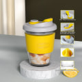 Miniatyrbild 3 av 5: Återanvändbar kaffekopp i glas med lock och halkfri hylsa - Säker, bärbar, hållbar dricksmugg - BPA-fri (Citrongul, 340 ml)