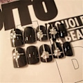 Miniatyrbilde 3 av 4: 24 stk/eske Glitter Stripe Pattern Rhinestone Dekorasjon Falske Falske Neglekunst Tips & Lim