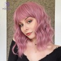 Pikkukuva 3 / 5: Vaaleanpunainen lyhyt kihara aaltoileva bob-peruukki ilmapannilla - Pastel Realistic olkapään mittainen hiusperuukki lämmönkestävästä synteettisestä materiaalista naisille