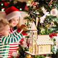 Miniatyrbillede 5 af 5: Træ Julelandsbyhus med LED-lys, Varm Hvid Dekoration, Batteridrevet, Naturligt Træ Belyst Juledekoration