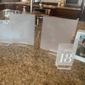 Miniatyrbillede 4 af 5: 4 stk. Klare Akryl Bordkortholdere, Klar Akryl Base Bryllupsskilte Holdere Bordnummer Display Holdere Til Bryllupsfest Begivenheder Dekoration (2,8 X