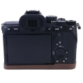 Pikkukuva 5 / 5: PU-nahkainen kameran pohjakotelo, suojaava puolikotelo Sony A7M4/A1/A7S III/A7S3/A7R5 -kameroille Coffee