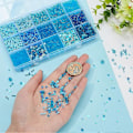 Miniatyrbilde 4 av 5: 9600 stk. blå hobbyperler 12 stiler glassfrøperler 2 mm 3 mm 4 mm ponniperler med glassrørperler 6 mm fasetterte glassperler 2 stiler flate runde paljetter