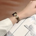 Miniatyrbillede 5 af 5: Læder Smartwatch Rem Til Xiaomi Mi Band 7, Rem Udskiftning Med D-formet Metalforbindelse Rose Gold Beige