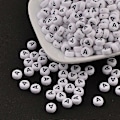 Miniatyrbillede 1 af 2: 100 stk. flade runde akrylperler med bogstav A og vandret hul, størrelse: ca. 7 mm i diameter, 4 mm tyk, hul: 1 mm
