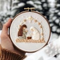 Miniatyrbillede 3 af 5: Broderikit med Julekrybbe - Julekorsstingsæt, Broderikit til Begyndere, Kristent Broderikit 4 Set