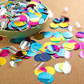 Pikkukuva 4 / 5: 5000 kpl Monivärinen Glitter Konfetti Paljetit Häihin Syntymäpäiväjuhliin Joulupöydän Koristeluun DIY Askarteluun, 1,5 cm, Pyöreä