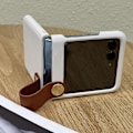 Miniatyrbild 5 av 5: Hand Strap Skyddande Fodral Kompatibel Med Motorola Razr 40 Ultra, För Motorola Razr Plus 2023 Premium Feel Pu Läderfodral White For Motorola razr 40 Ultra