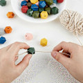 Miniatyrbillede 4 af 5: Malede Naturlige Træperler Facetteret Polygon Blandet Farve 15.5~16x14.5~15.5x15.5~16.5mm Hul: 3mm 10 farver 8 stk/farve 80 stk/sæt