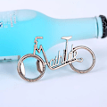 Miniatyrbild 5 av 5: Unik Design Cykelkapsylöppnare, Utsökt Hantverk för Minnesvärd Bröllopsfestgåva