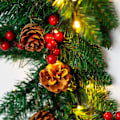 Miniatyrbild 3 av 5: 2,7 meter förbelyst julgirlang med 100 LED-lampor, 27 tallkottar, 27 röda bär, batteridriven timerfunktion, naturligt utseende julstämning