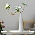 Miniatyrbild 4 av 5: Vit Hög Konisk Keramisk Blomvas Enkla Blommor Dekorativ Blomvas Smala Blomvaser för Vardagsrum Hemmakontor Centerpiece Bord Bröllop