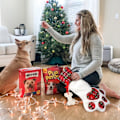 Miniatyrbillede 7 af 8: Julestrømpe til kæledyr, rummeligt design til opbevaring af kæledyrslegetøj, godbidder og gaver, charmerende æstetik med pompon-snefnug og knoglemærke til jul