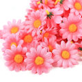 Pikkukuva 1 / 5: 100 kpl Vaaleanpunaisia 4 cm Tekokukkia Daisy Gerbera -muotoisia Hää- ja Syntymäpäiväkoristeita