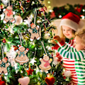 Miniatyrbild 2 av 8: Pepparkaksgubbe Ornament, Perfekt för Familjetid, Julgransdekorationer i Trä med Blandade Figurer, Bedårande Handflatstorlek (8 st)