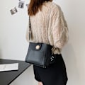 Miniatyrbild 5 av 6: Fashion bred axelrem bred hinkväska i konstläder