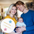 Miniatyrbild 6 av 7: Dekorationer för Gender Reveal-fest, Fantastiska \"Mommy to Be\" och \"Daddy to Be\"-skärp för babyshower, Graviditetsannonsering Minnessak med Glänsande Guld