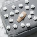 Miniatyrbild 3 av 5: Nagelkonst 3D Harts Resin Vit Ros Blomdesign Aurora Kronblad Nagel