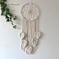 Miniatyrbild 2 av 5: Drömfångare Makramé Väggbonad, Boho-inredning med Handgjorda Bomullstrådar och Fjäderkvastar, en Symbol för Goda Drömmar och Positiva Vibrationer