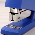 Miniatyrbild 4 av 5: Klassisk skrivbordsstapler för tung användning, kapacitet 20 ark, bärbar