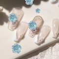 Miniatyrbild 4 av 5: Nail Art 3D Resin Vit Ros Blomdesign Aurora Kronblad Nagel