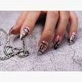 Miniatyrbilde 4 av 6: MISUD Stiletto Almond Trykte Neglene Svarte Flamme Glitter Bling Falske Neglene Medium Blank Falske Neglene for Kvinner og Jenter 24Pcs