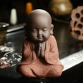 Pikkukuva 1 / 4: Pieni Buddha-patsas munkki hiekka väri keramiikka kotiin klubi geomantic
