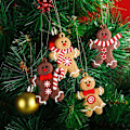 Miniatyrbild 4 av 5: Traditionella Dekorations Mini Pepparkaks Julgransprydnader, 24 Delar Flerfärgade Blandade Pepparkaksfigurer för DIY Dekor, Mjuk PVC Gummi