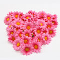 Pikkukuva 5 / 5: 100 kpl Vaaleanpunaisia 4 cm Tekokukkia Daisy Gerbera -muotoisia Hää- ja Syntymäpäiväkoristeita