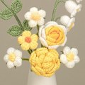 Miniatyrbillede 3 af 5: Gul Simuleret Uldblomst Håndlavet Strikning Kunstig Blomst Hæklet Strikket Blomst med Keramik Vase Bordblomst Gave