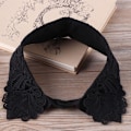 Miniatyrbilde 2 av 5: Dame falsk krage Avtakbar halv Blomsterblonder Perle Front Bu Black