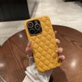 Fodral för iPhone 15 Pro gul diamantkornig lädertextur helkroppslins