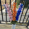 Miniatyrbild 2 av 5: 1 Gren Konstgjord Blomma Ingen Vattning Lättviktig Falsk Lång Stjälk Riddarsporre Simuleringsblomma Heminredning för Kontor Red Orange