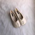 Miniatyrbild 1 av 5: Tabi Ninja Skor Kvinna Mikrofiber Läder Bekväma plattor Delad tå Tofflor Mjuk botten Loafers Rejäla shorts dammockasiner 35-40 white flats 6.5