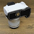 Miniatyrbillede 5 af 5: Type D PU Læder Kamerabunddæksel med Skruedesign Halv Kamerataske til Canon EOS 200D/200D II Style A