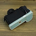 Miniatyrbillede 5 af 5: Type D PU Læder Bund Etui til Fujifilm X-S20 Kamera med Batteriåbning Halv Kropsdækning Style F
