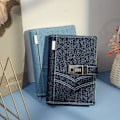 Miniatyrbillede 2 af 5: Denim Journal med lås til kvinder, genopfyldelig låsbar journal til voksne B6 notesbog med lås, 5,5 x 7,9 tommer, marineblå