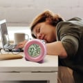 Miniatyrbild 3 av 5: Enkel digital klocka Hög larmklocka Batteridriven Lätt att ställa in Elektronisk Tvillingklocka Snooze Bärbar Lcd-klocka för barn - Rosa