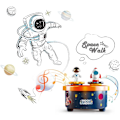 Pikkukuva 4 / 5: Kuu-aiheinen kakkukoriste, jossa on astronautti ja avaruusalus tanssivat hahmot ja Fly Me To The Moon -melodia