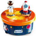 Pikkukuva 1 / 5: Kuu-aiheinen kakkukoriste, jossa on astronautti ja avaruusalus tanssivat hahmot ja Fly Me To The Moon -melodia