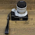 Miniatyrbillede 2 af 5: Type D PU Læder Kamerabunddæksel med Skruedesign Halv Kamerataske til Canon EOS 200D/200D II Style A