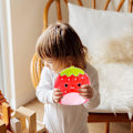 Miniatyrbild 3 av 4: Plushleksaker 11\" - Supersoft Fylld Frukt eller Djur Plushleksak, Mjuk Plushdocka Kramande Plushkudde (jordgubbe)