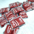Pikkukuva 2 / 2: Onnea tuovan silikonikolpakko Coca-Cola-pullolle - Juomapullon suojakotelo, punainen, 330 ml, 2 kpl