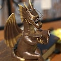 Miniatyrbilde 2 av 5: Hage Dinosaur Figurer Kunst Resin Skulptur Klassisk Drage Leser Bok Statue Utendørs Hjem Skrivebord Ornament Samleobjekter Gaver