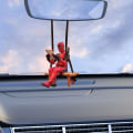 Miniatyrbillede 1 af 5: Sjovt Anime Bil Spejl Hængende Tilbehør Bil Vedhæng Læsning Deadpool Ornamenter Auto Bakspejl Dekoration Bil Tilbehør Julegaver Bil
