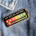 Miniatyrbillede 2 af 5: Social Battery Pin - Emalje Humør Pin Sjov Emalje Emotionel Pin 7 Dage Om Ugen Æstetisk Broche, 2 STK Firkantet (Sort, Hvid)